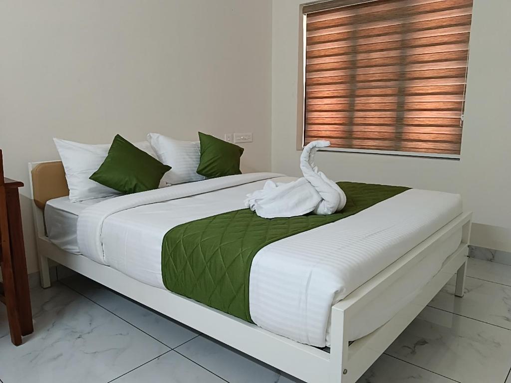 Postel nebo postele na pokoji v ubytování Greenview Royal Stay Near Amrita Hospital Edappally