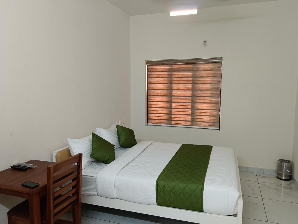 Postel nebo postele na pokoji v ubytování Greenview Royal Stay Near Amrita Hospital Edappally