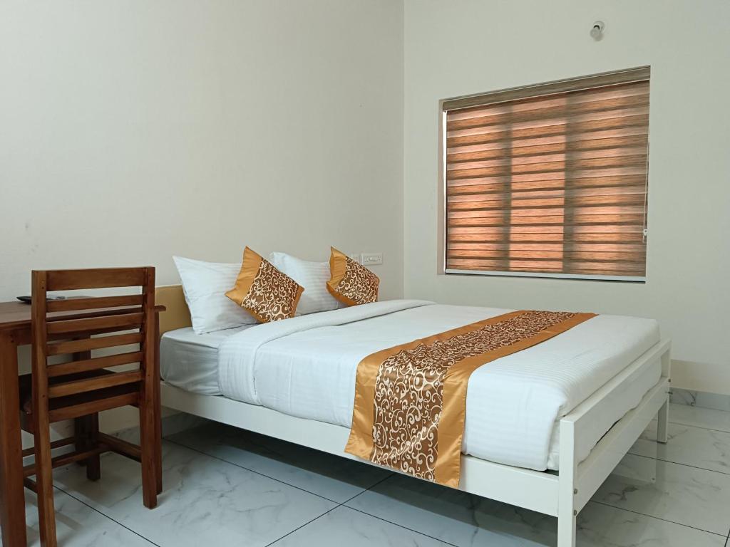 Postel nebo postele na pokoji v ubytování Greenview Royal Stay Near Amrita Hospital Edappally