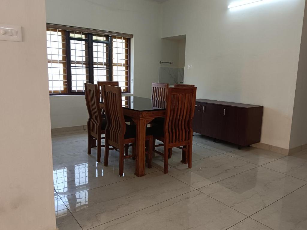 Posezení v ubytování Greenview Royal Stay Near Amrita Hospital Edappally