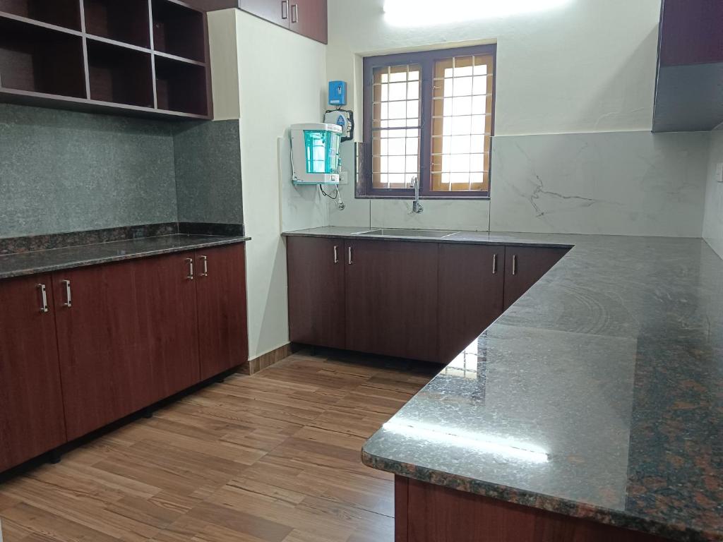 Kuchyň nebo kuchyňský kout v ubytování Greenview Royal Stay Near Amrita Hospital Edappally
