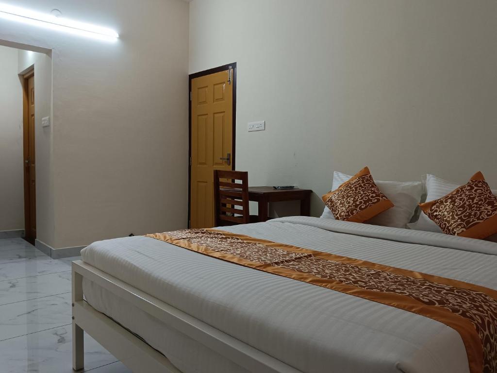 Postel nebo postele na pokoji v ubytování Greenview Royal Stay Near Amrita Hospital Edappally