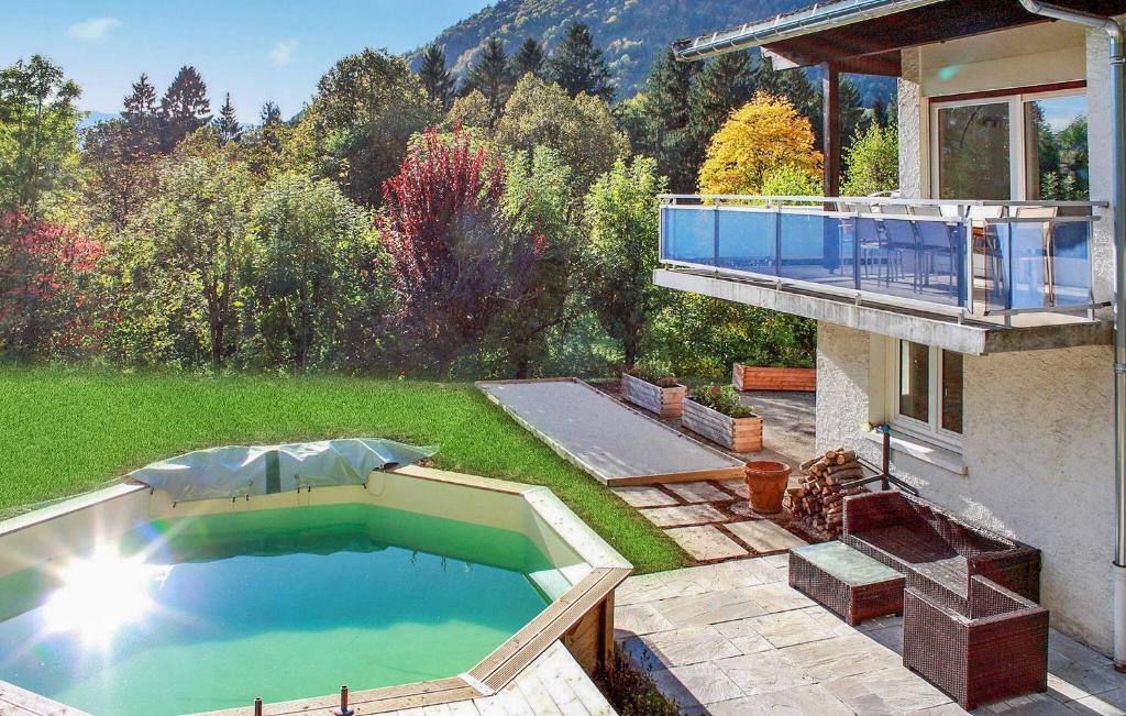 Bazén v ubytování Les Dents De Lanfon nebo v jeho okolí