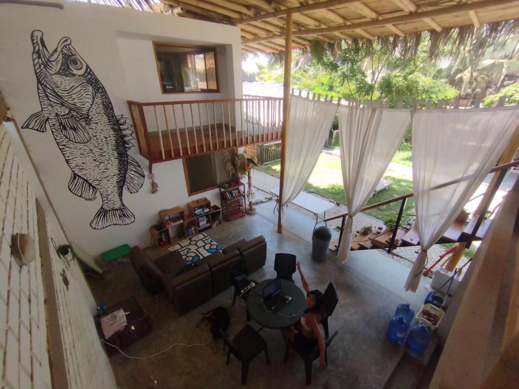 une vue aérienne sur un salon avec un poisson sur le mur dans l'établissement La Nómada Digital - Máncora Playa & Piscina, à Máncora