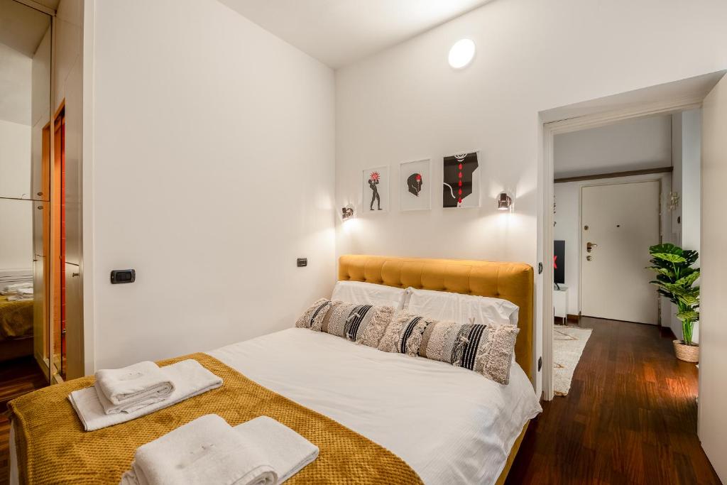 ein weißes Schlafzimmer mit einem großen Bett in einem Zimmer in der Unterkunft Kibilù - Via dell'Unione - City Centre - Duomo in Mailand
