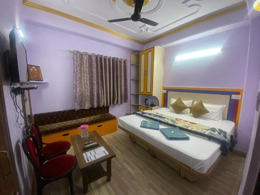 Postel nebo postele na pokoji v ubytování BNB ROYAL INN SHIMLA