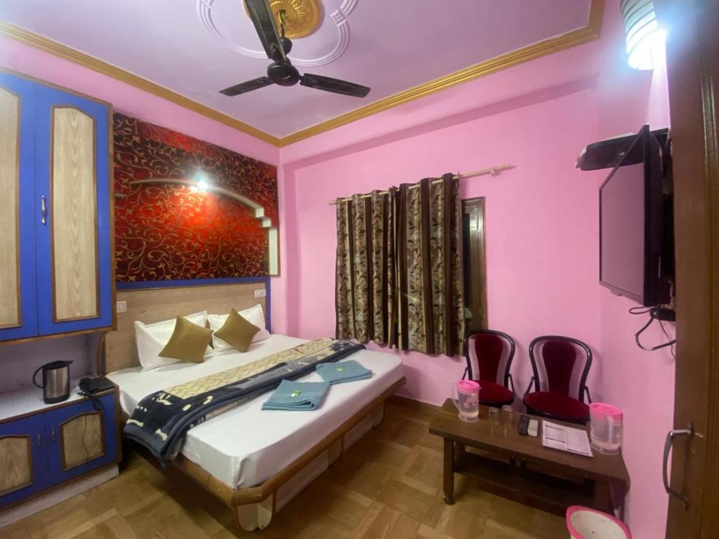 Postel nebo postele na pokoji v ubytování BNB ROYAL INN SHIMLA