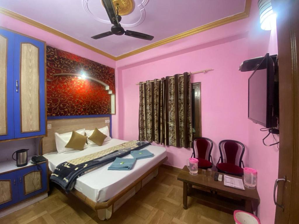 Postel nebo postele na pokoji v ubytování BNB ROYAL INN SHIMLA