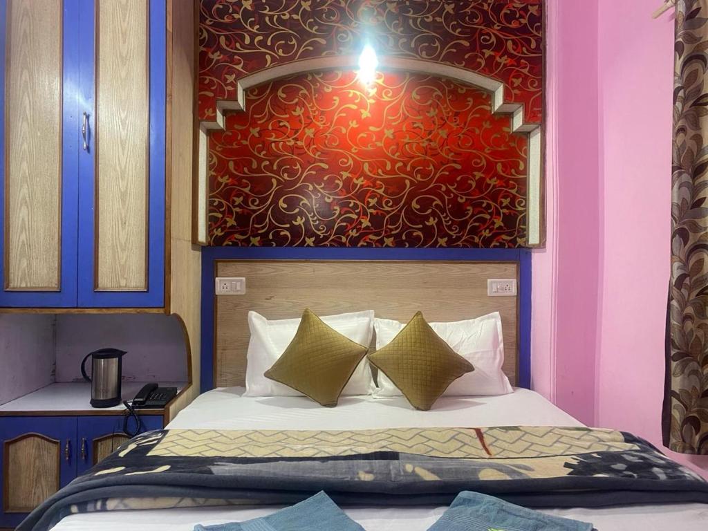 Postel nebo postele na pokoji v ubytování BNB ROYAL INN SHIMLA