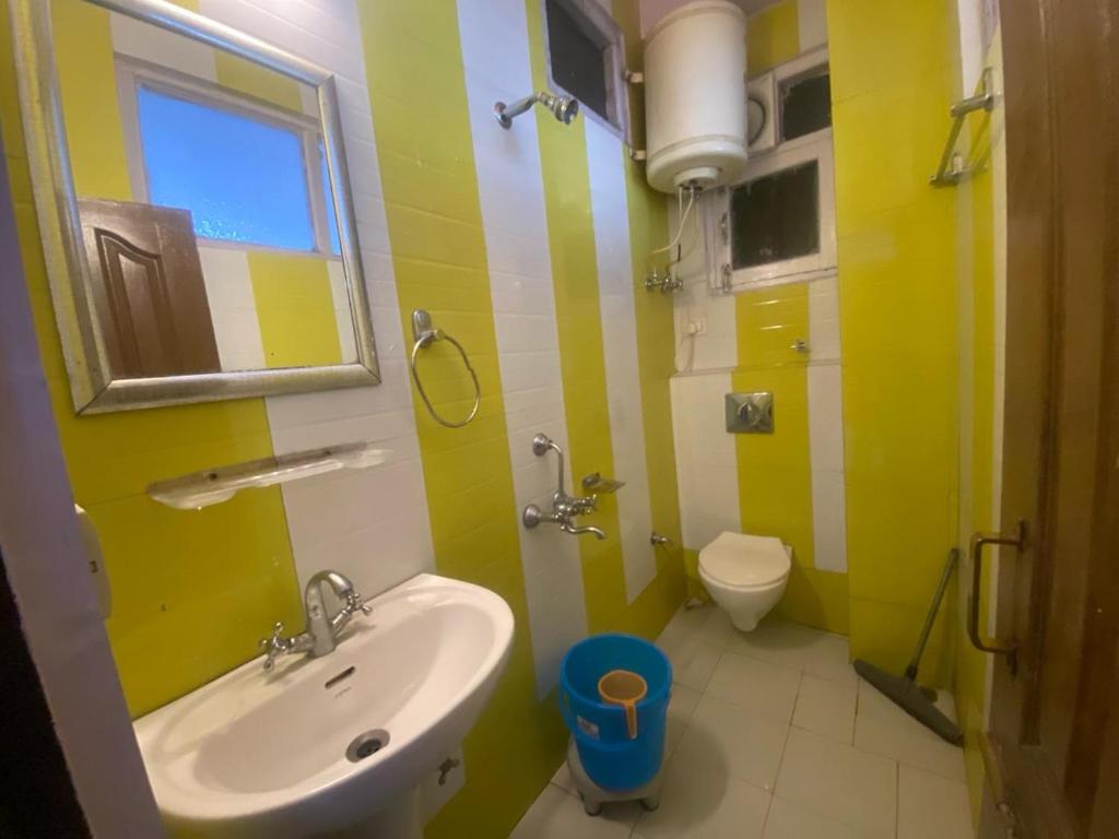 Koupelna v ubytování BNB ROYAL INN SHIMLA