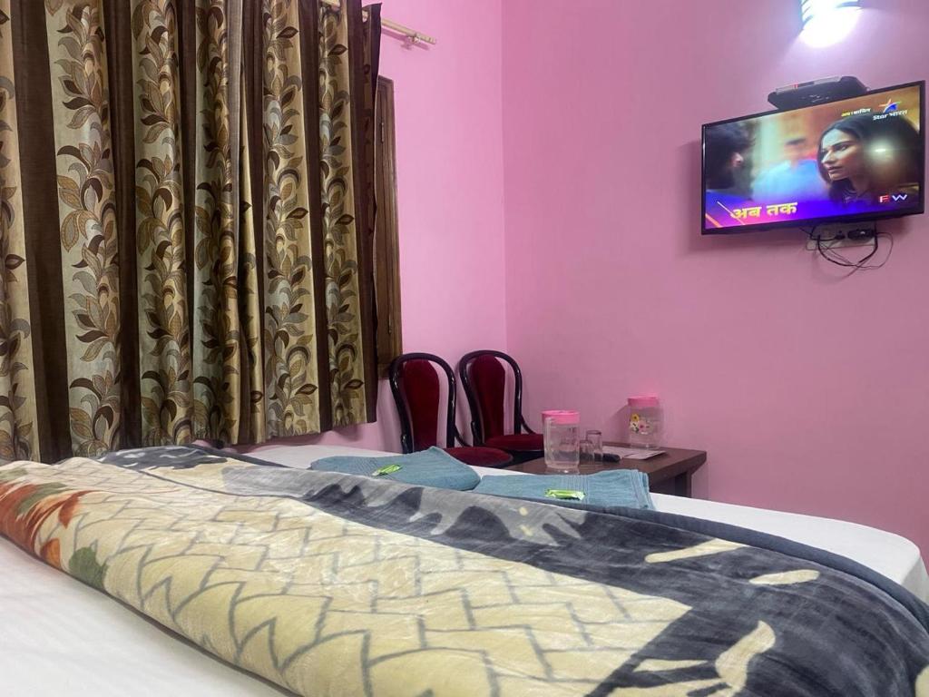 Postel nebo postele na pokoji v ubytování BNB ROYAL INN SHIMLA