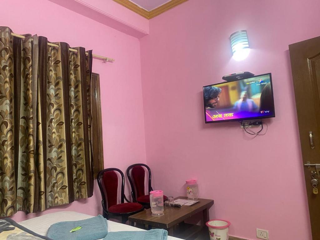 TV a/nebo společenská místnost v ubytování BNB ROYAL INN SHIMLA