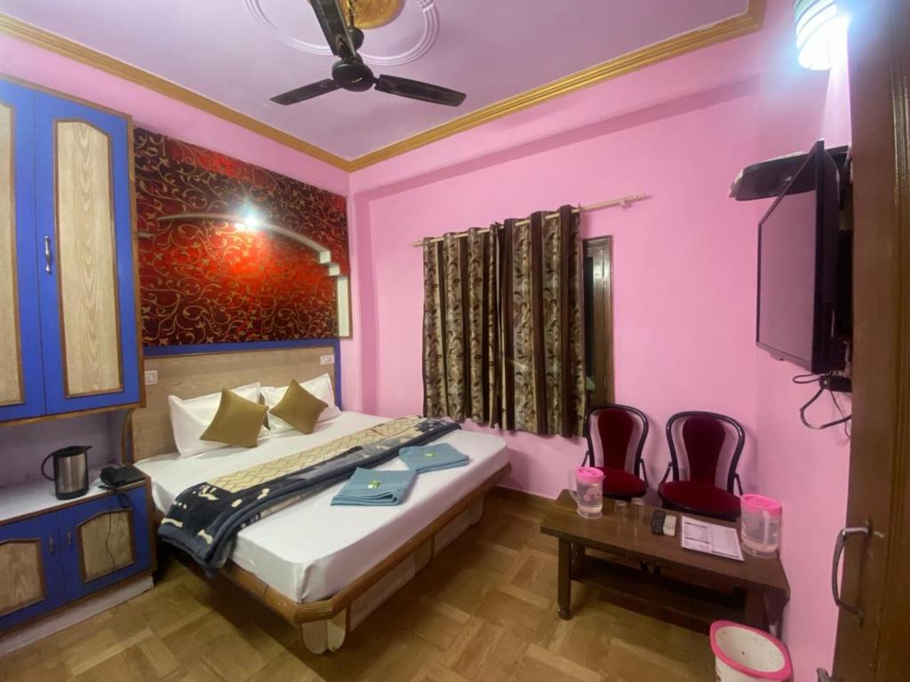 Postel nebo postele na pokoji v ubytování BNB ROYAL INN SHIMLA