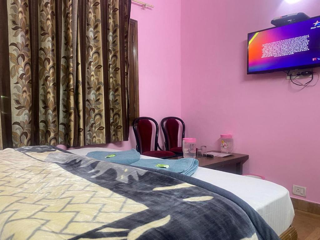TV a/nebo společenská místnost v ubytování BNB ROYAL INN SHIMLA