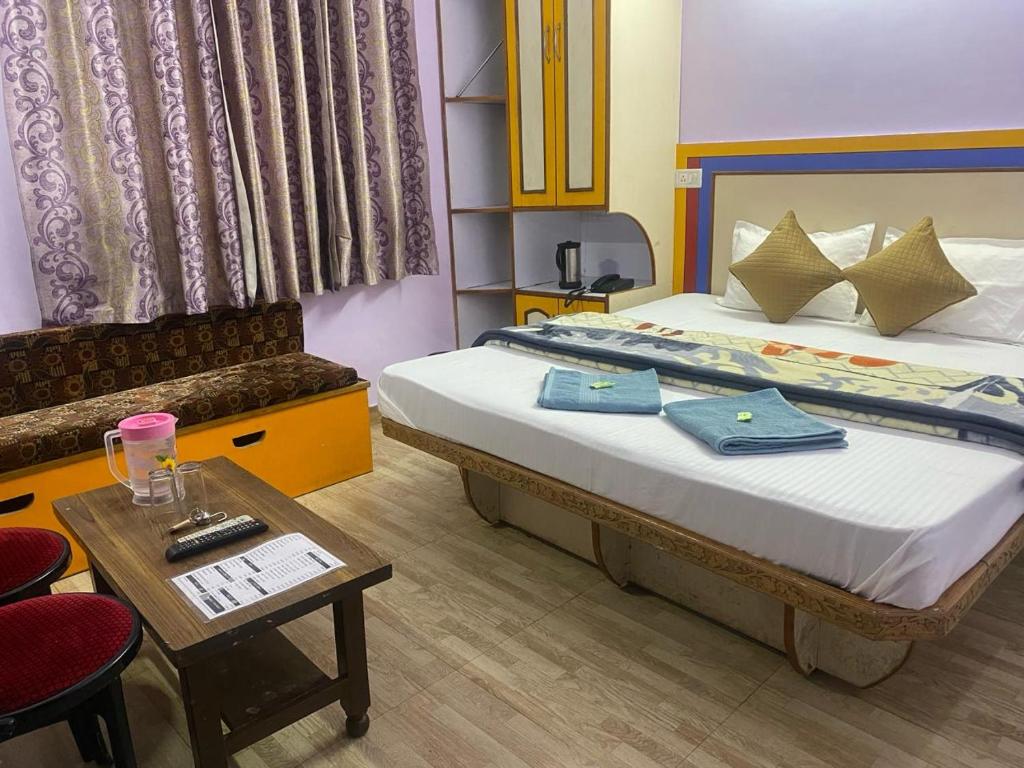 Postel nebo postele na pokoji v ubytování BNB ROYAL INN SHIMLA