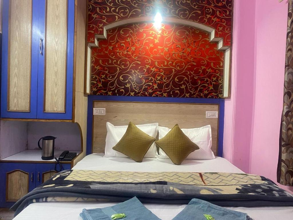 Postel nebo postele na pokoji v ubytování BNB ROYAL INN SHIMLA