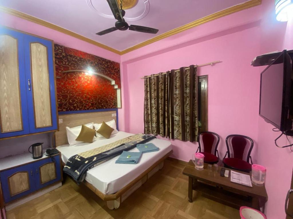Postel nebo postele na pokoji v ubytování BNB ROYAL INN SHIMLA