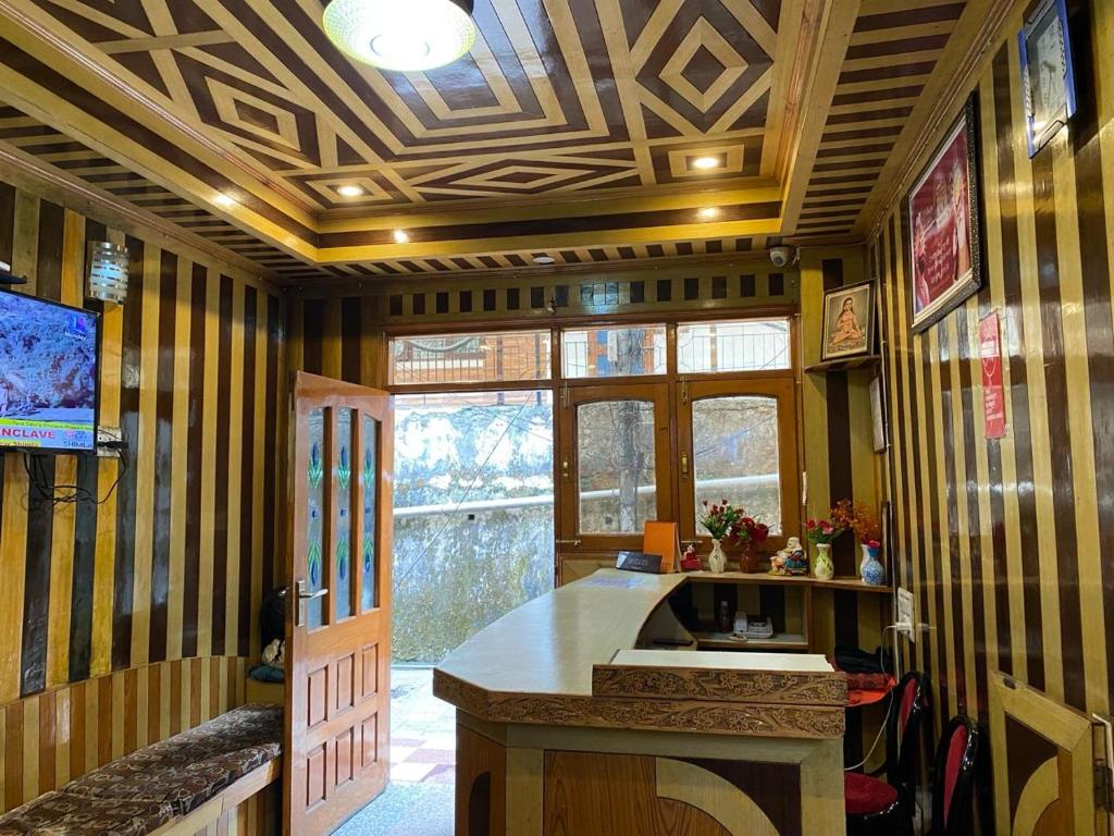 TV a/nebo společenská místnost v ubytování BNB ROYAL INN SHIMLA