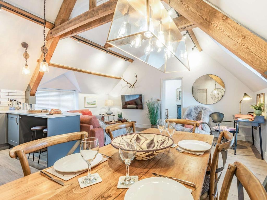 een eetkamer en een woonkamer met een tafel en stoelen bij 2 Bed in Llangollen 86799 in Llangollen