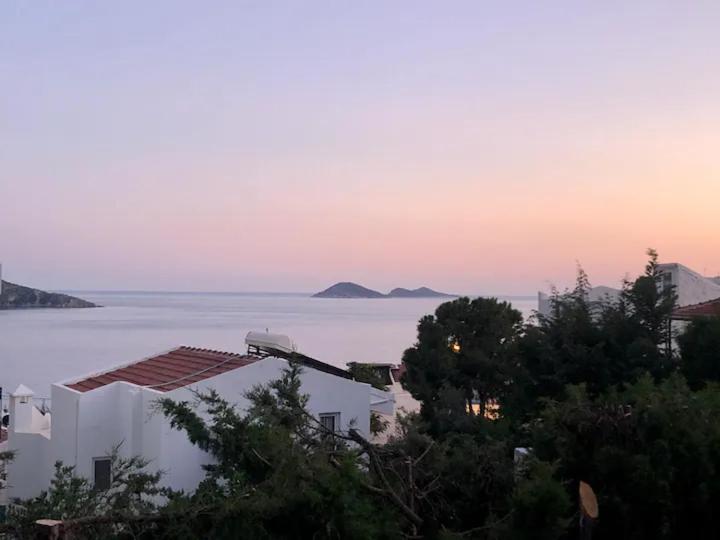 vistas al océano y a un edificio blanco en Zahna Apartment, en Kas
