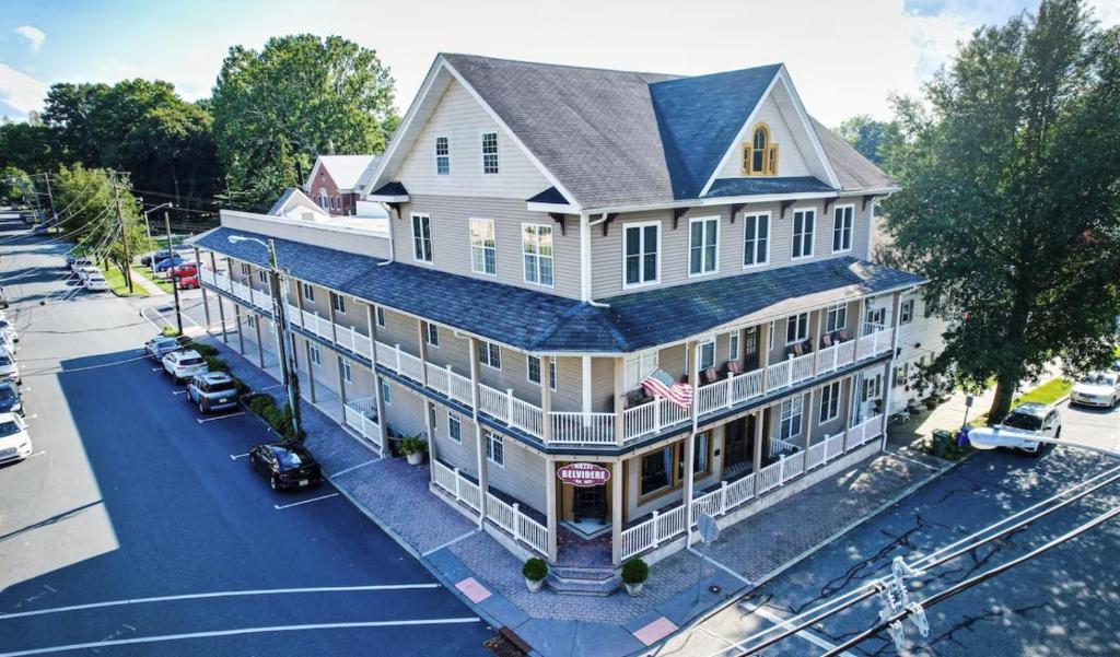 een luchtzicht op een gebouw met een Amerikaanse vlag bij Hotel Belvidere in Belvidere