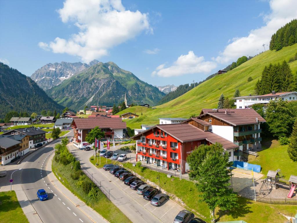 een luchtzicht op een klein stadje in de bergen bij IFA Alpenrose Hotel Kleinwalsertal in Mittelberg