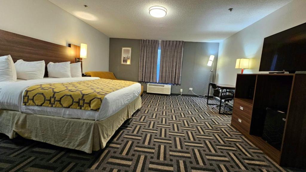 Baymont by Wyndham Chicago/Calumet City - King Room With Living Area - Non-Smoking
