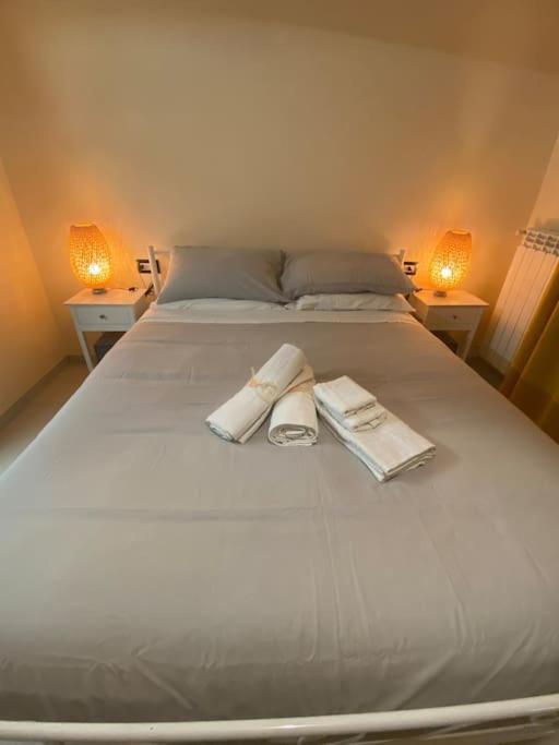 a bed with two towels and two lamps on it at Vatican Paradise Pisana 43 in Rome