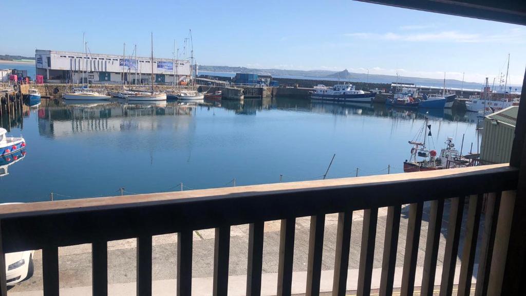 Sail Loft Lookout - Modern Harbourside Apartment with Character Features - 101 - Hizvo