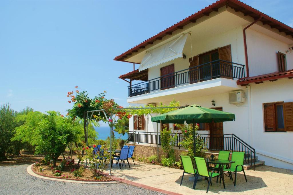 En balkon eller terrasse på Platanos Apartment NEW