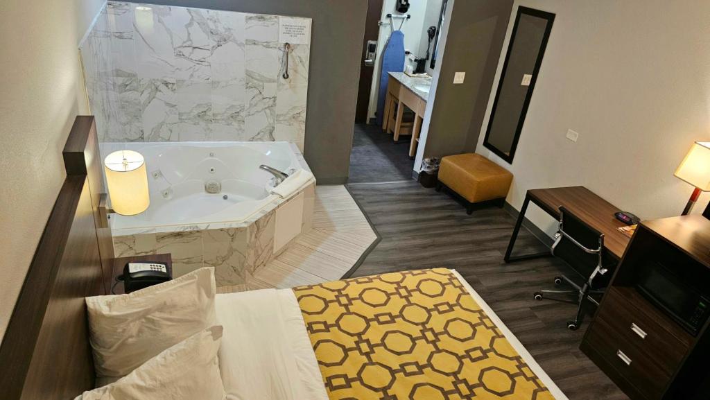 Baymont by Wyndham Chicago/Calumet City - King Room With Jetted Tub - Non-Smoking