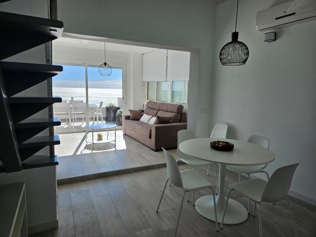 A seating area at FANTÁSTICO DÚPLEX CON VISTAS IMPRESIONANTES AL MAR