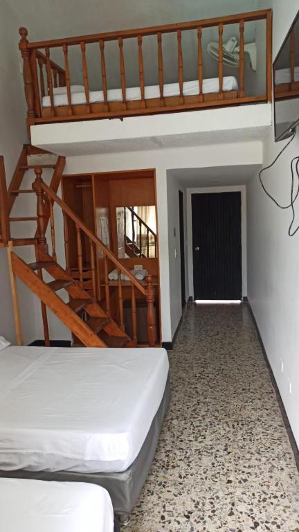 Postel nebo postele na pokoji v ubytování HOTEL MELGAR PLAZA
