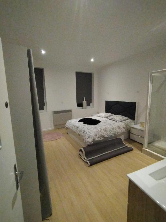 - une chambre avec un lit au milieu de la pièce dans l'établissement Hotel particulier jazs, à Cambrai