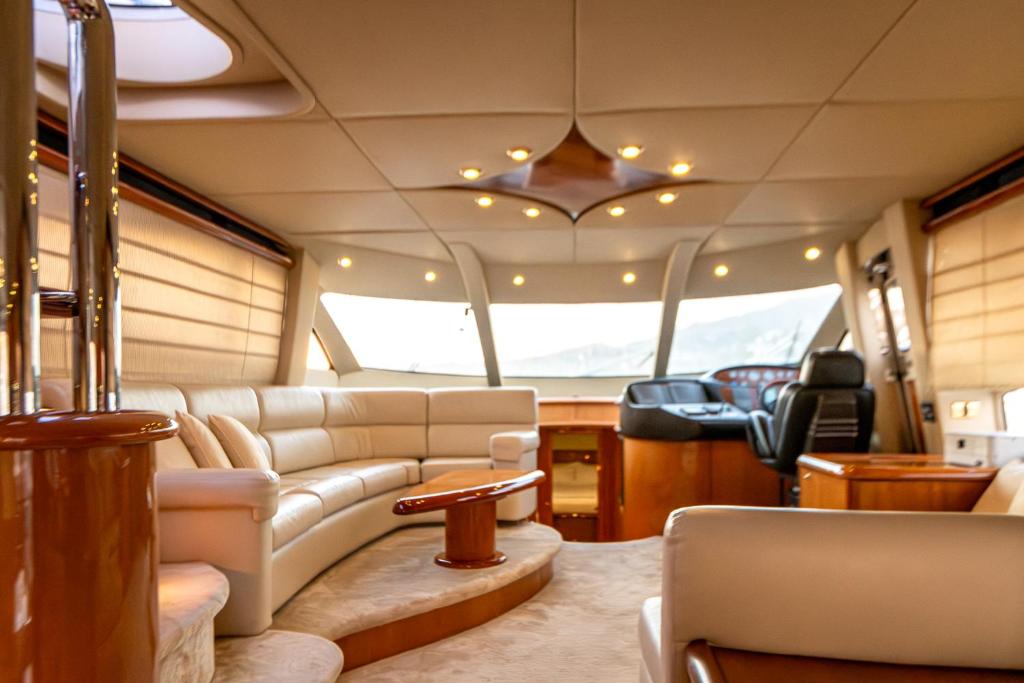 een woonkamer in een camper met een bank en stoelen bij Luxury Yacht "Amato" in Sanremo