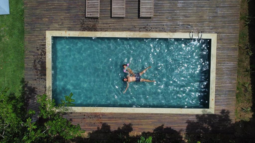 una persona en el agua en una piscina en Local Hostel Novo Airão, en Novo Airão