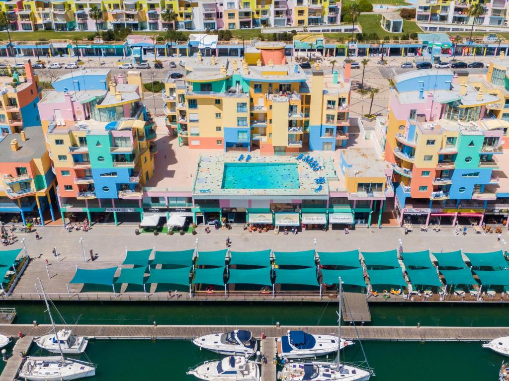 eine Luftansicht auf eine Stadt mit Yachthafen in der Unterkunft Marina Design T1 in Páteo