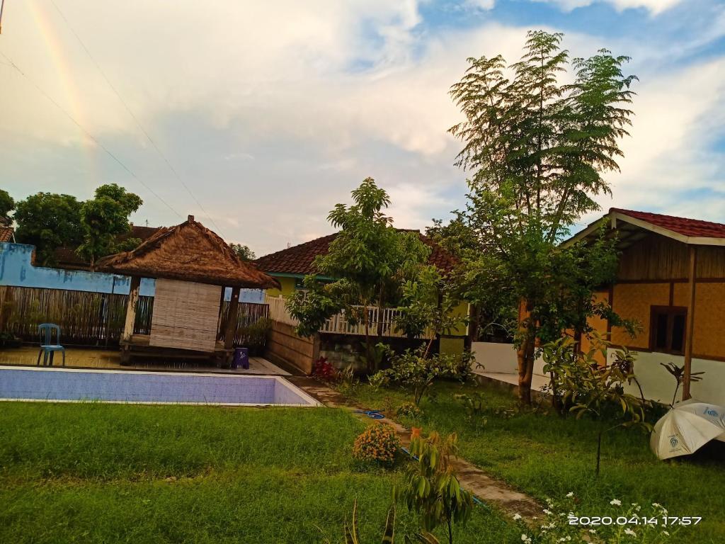 vista sul cortile di una casa di Pondok Wahyu a Masbagik