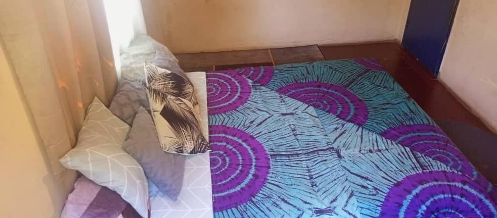 Bett in einer Ecke eines Zimmers in der Unterkunft DNB 311 in Livingstone