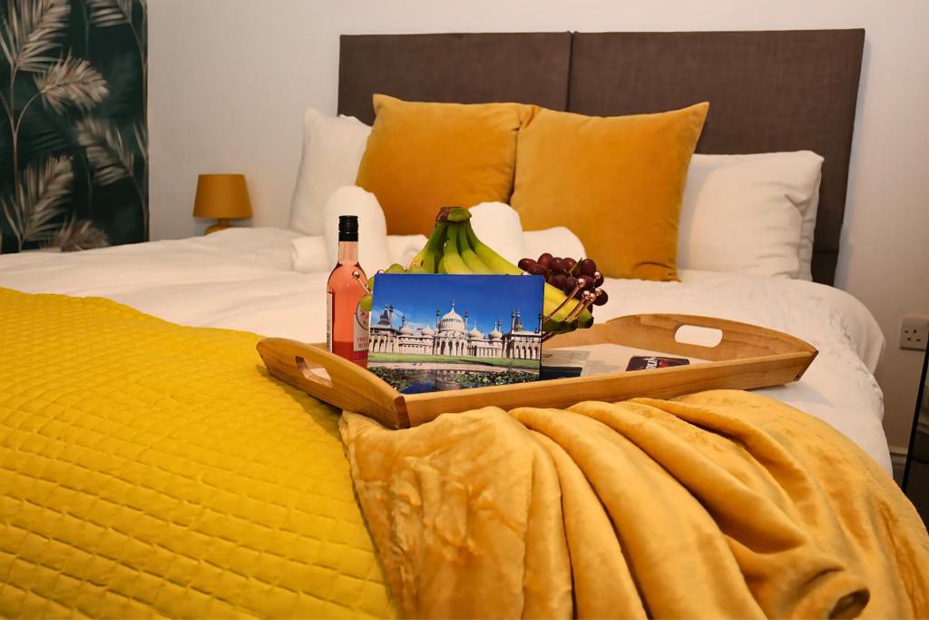 een dienblad met een fles wijn en bananen op een bed bij Heart of Brighton City Centre by 9S Living in Brighton & Hove