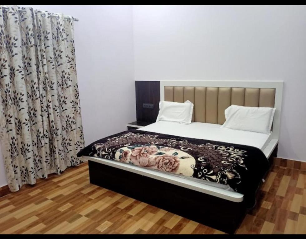 Ένα ή περισσότερα κρεβάτια σε δωμάτιο στο HOTEL RUDRA RESIDENCY Near Railway station