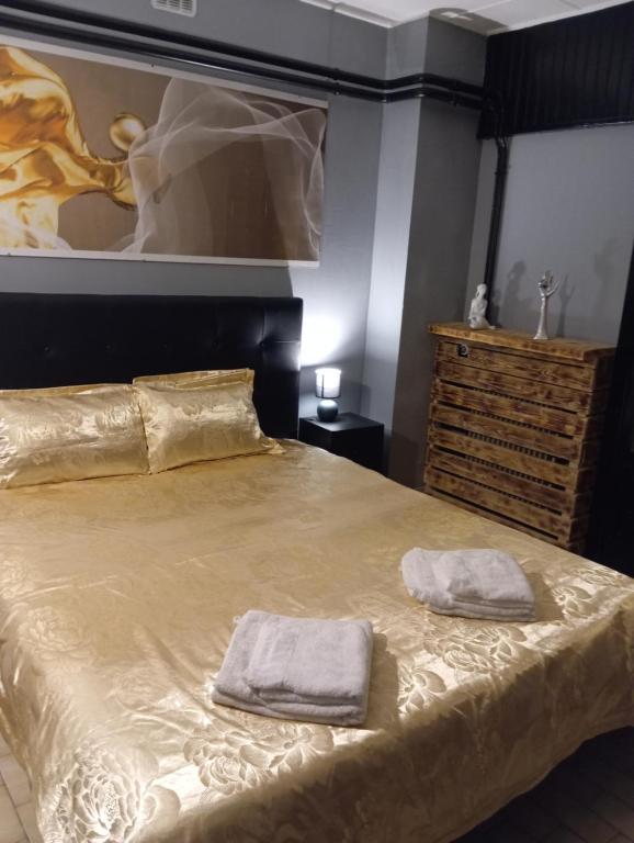 een bed met twee handdoeken bovenop bij Chez Ana à Morez in Morbier