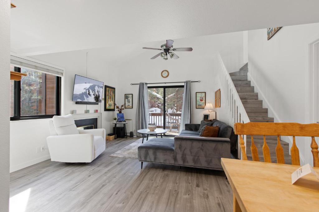 een woonkamer met een bank en een stoel bij Redpine Peaks Condo Mins to Ski Canyons Resort in Park City