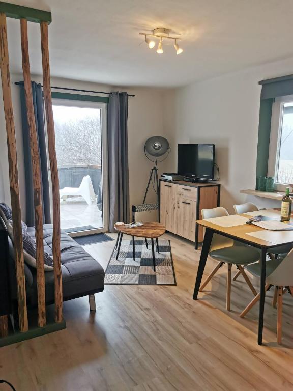 Televízia a/alebo spoločenská miestnosť v ubytovaní Haus Seewald