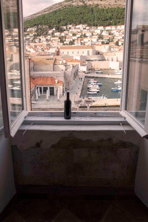 a window with a bottle of wine sitting inside of it at Andante con nobile in Dubrovnik