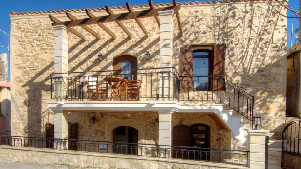 budynek z balkonem na boku w obiekcie villa Morfeas w mieście Dhamavólos