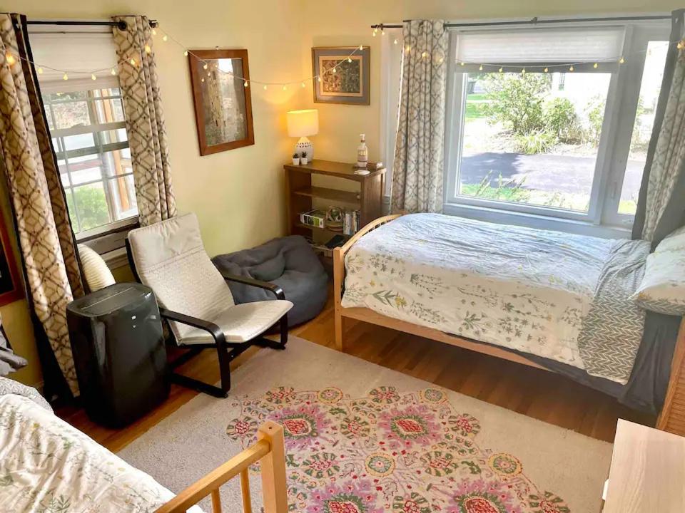 1 dormitorio con 1 cama, 1 silla y 1 ventana en Cozy studio near DC (in walkable Falls Church, VA) en Falls Church