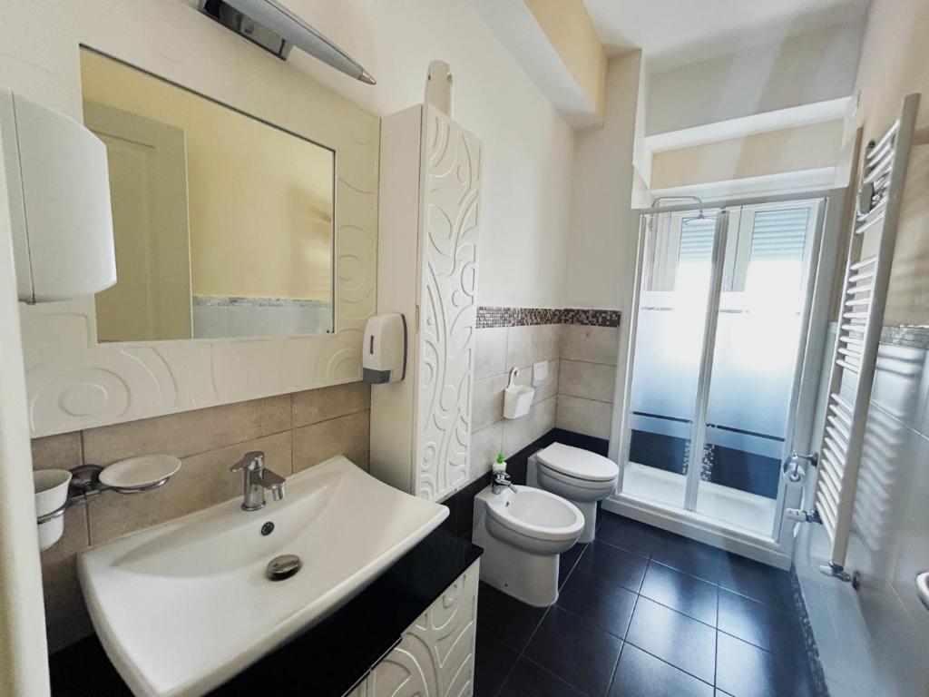 uma casa de banho com um lavatório e um WC em Appartamento Italia em Falconara Marittima