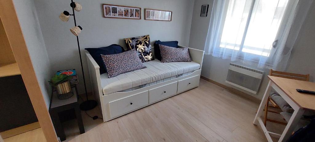 Cette petite chambre dispose d'un banc avec des oreillers. dans l'établissement Calypso 334, à Berck-sur-Mer