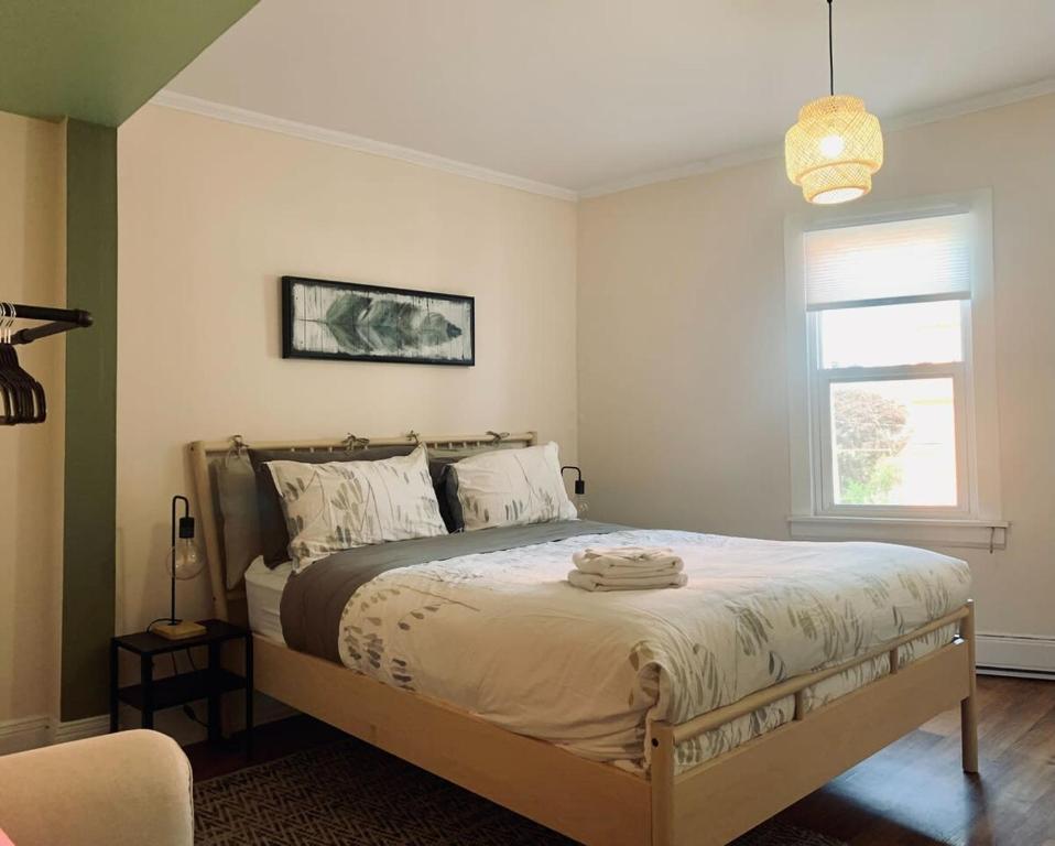 um quarto com uma cama e uma janela em Comfortable Apt #4 with Office Space em Halifax